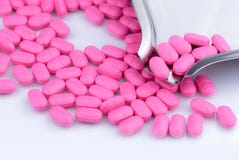 Stos różowa pastylki pigułka na białym tle blisko stal nierdzewna leka tacy Norfloxacin 400 mg dla traktowania cystitis zdjęcie stock Stos różowa pastylki pigułka na białym tle blisko stal nierdzewna leka tacy Norfloxacin 400 mg dla traktowania cystitis zdjęcie stock