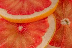 Stos świezi grapefruits na pokazie przy ulicznym rynkiem zdjęcia royalty free Stos świezi grapefruits na pokazie przy ulicznym rynkiem zdjęcia royalty free
