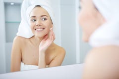 Stosować nawilżanie twarzową śmietankę piękna Młoda Kobieta Skincare pojęcie Zdjęcia Royalty Free Stosować nawilżanie twarzową śmietankę piękna Młoda Kobieta Skincare pojęcie Zdjęcia Royalty Free