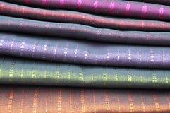 Stosy jedwabniczy pashmina scarves zdjęcie stock Stosy jedwabniczy pashmina scarves zdjęcie stock