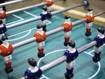 Stołowy futbolowy mecz piłkarski z Czerwonymi i Błękitnymi graczami Zespala się Zdjęcie Stock Stołowy futbolowy mecz piłkarski z Czerwonymi i Błękitnymi graczami Zespala się Zdjęcie Stock