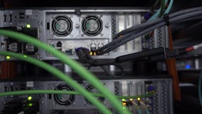 Str?mbrytare f?r blinkan?tverksEthernet med f?rbindelsekablar i serverrum arkivfilmer Str?mbrytare f?r blinkan?tverksEthernet med f?rbindelsekablar i serverrum arkivfilmer