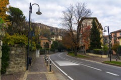 Straat in de oude stad in Bergamo Italië stock foto's Straat in de oude stad in Bergamo Italië stock foto's