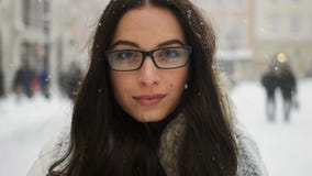 Straat emotioneel portret van jonge mooie vrouw met glazen in stad het Model bekijken camera Dame modieus dragen stock video Straat emotioneel portret van jonge mooie vrouw met glazen in stad het Model bekijken camera Dame modieus dragen stock video