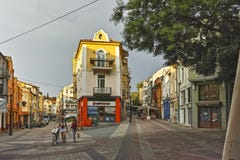 Straat en huizen in district Kapana, stad van Plovdiv, Bulgarije stock fotografie Straat en huizen in district Kapana, stad van Plovdiv, Bulgarije stock fotografie