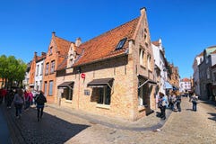 Straat met traditionele huizen in de oude stad van Brugge royalty-vrije stock foto's Straat met traditionele huizen in de oude stad van Brugge royalty-vrije stock foto's