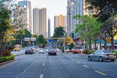 Straat van de Shenzhen de bezige stad met het bewegen van auto, motorfiets, de bureaubouw, wolkenkrabbers stock foto's Straat van de Shenzhen de bezige stad met het bewegen van auto, motorfiets, de bureaubouw, wolkenkrabbers stock foto's