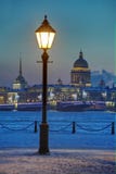 Straatlantaarn op dijk Neva River, de winteravond, heilige-Huisdier stock afbeeldingen Straatlantaarn op dijk Neva River, de winteravond, heilige-Huisdier stock afbeeldingen