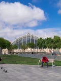 Straatscène van Barcelona: een niet geïdentificeerde mensenzitting op de bank in Placa d’ Andre Malraux Barcelona, Spanje - Mei royalty-vrije stock foto Straatscène van Barcelona: een niet geïdentificeerde mensenzitting op de bank in Placa d’ Andre Malraux Barcelona, Spanje - Mei royalty-vrije stock foto