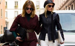 Straatstijl: Milan Fashion Week Autumn /Winter 2015-16 stock afbeeldingen Straatstijl: Milan Fashion Week Autumn /Winter 2015-16 stock afbeeldingen