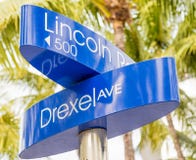 Straatteken die richtingen merken aan Lincoln Road, Miami royalty-vrije stock afbeeldingen Straatteken die richtingen merken aan Lincoln Road, Miami royalty-vrije stock afbeeldingen