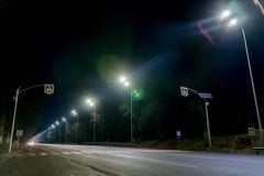 Straatverlichting, steunen voor plafonds met geleide lampen concept modernisering en onderhoud van lampen, plaats voor tekst, nac royalty-vrije stock fotografie Straatverlichting, steunen voor plafonds met geleide lampen concept modernisering en onderhoud van lampen, plaats voor tekst, nac royalty-vrije stock fotografie