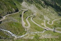 Strada della forcella del passo di montagna di Transfagaras in Romania centrale fotografia stock Strada della forcella del passo di montagna di Transfagaras in Romania centrale fotografia stock