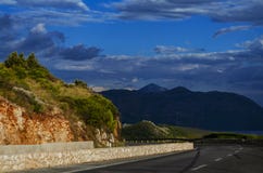 Strada nelle montagne in Europa sulla costa immagine stock Strada nelle montagne in Europa sulla costa immagine stock