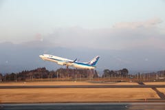 Strahlenflugzeug entfernt sich, während Vulkan ausbricht Strahlenflugzeug entfernt sich, während Vulkan ausbricht
