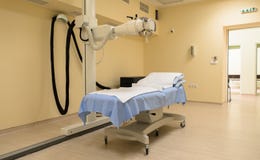 Strahlentherapielabor mit neuer Radiologieausrüstung lizenzfreie stockfotos Strahlentherapielabor mit neuer Radiologieausrüstung lizenzfreie stockfotos