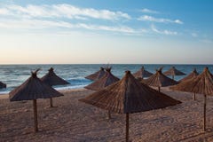 Strand bij zonsondergang in de hete zomer royalty-vrije stock afbeeldingen Strand bij zonsondergang in de hete zomer royalty-vrije stock afbeeldingen