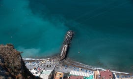 Strand door Meta dorp van het Schiereiland van Sorrento Stock Afbeeldingen Strand door Meta dorp van het Schiereiland van Sorrento Stock Afbeeldingen