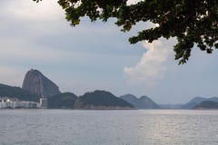 Strand Leme und Copacabana in Rio de Janeiro, welches die Zuckerhut auf dem Sonnenuntergang übersieht lizenzfreies stockfoto Strand Leme und Copacabana in Rio de Janeiro, welches die Zuckerhut auf dem Sonnenuntergang übersieht lizenzfreies stockfoto