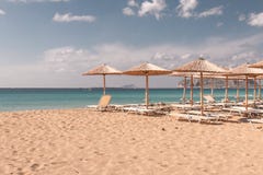 Strand sunbeds en parasols royalty-vrije stock afbeelding Strand sunbeds en parasols royalty-vrije stock afbeelding