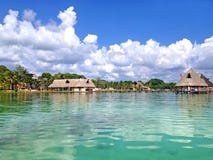 Strand van Laguna Bacalar, Mexico royalty-vrije stock foto Strand van Laguna Bacalar, Mexico royalty-vrije stock foto