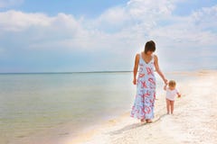 strandbarnmoder royaltyfri bild strandbarnmoder royaltyfri bild