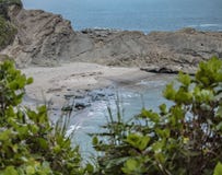 Stranden som blockeras vid, vaggar outcropping royaltyfria foton Stranden som blockeras vid, vaggar outcropping royaltyfria foton