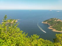 Strandenbergen en stad van Rio de Janeiro in Brazilië stock foto Strandenbergen en stad van Rio de Janeiro in Brazilië stock foto