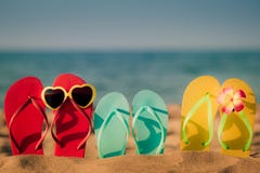 Strandflipflops auf dem Sand lizenzfreie stockfotos Strandflipflops auf dem Sand lizenzfreie stockfotos