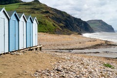 Strandkojor på den Charmouth stranden i Dorset Royaltyfria Foton Strandkojor på den Charmouth stranden i Dorset Royaltyfria Foton