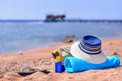 Strandpåse och solhatt på Sunny Deserted Beach Arkivfoto Strandpåse och solhatt på Sunny Deserted Beach Arkivfoto
