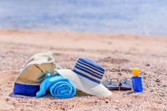 Strandpåse och solhatt på Sunny Sandy Beach Arkivfoton Strandpåse och solhatt på Sunny Sandy Beach Arkivfoton