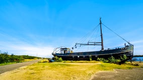 Strandsatt fiskebåt på den Oosterschelde öppningen på den Neeltje Jans ön på barriären för svallvåg för deltaarbetsstorm fotografering för bildbyråer Strandsatt fiskebåt på den Oosterschelde öppningen på den Neeltje Jans ön på barriären för svallvåg för deltaarbetsstorm fotografering för bildbyråer