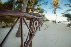 Strandträstaket på den tropiska vita stranden arkivfoton Strandträstaket på den tropiska vita stranden arkivfoton
