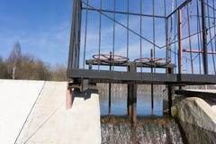 Straripamento della diga del canale di scarico di Thenmala degli scorrimenti dell'acqua fotografia stock libera da diritti Straripamento della diga del canale di scarico di Thenmala degli scorrimenti dell'acqua fotografia stock libera da diritti