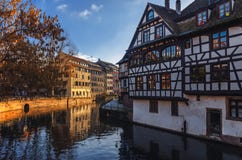 strasbourg alsace france Traditionella korsvirkes- hus reflekterade i floden dåligt royaltyfria foton strasbourg alsace france Traditionella korsvirkes- hus reflekterade i floden dåligt royaltyfria foton