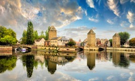 Strasbourg Alsace, Frankrike Traditionell halva timrade hus av Petite France royaltyfria bilder Strasbourg Alsace, Frankrike Traditionell halva timrade hus av Petite France royaltyfria bilder
