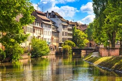 Strasbourg, canal na área de Petite France, local da água do Unesco. Alsácia. fotografia de stock Strasbourg, canal na área de Petite France, local da água do Unesco. Alsácia. fotografia de stock