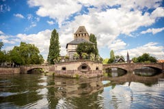 Strasbourg medeltida bro Ponts Couverts i den `-Petite France för turist- område `en, alsace france royaltyfri fotografi Strasbourg medeltida bro Ponts Couverts i den `-Petite France för turist- område `en, alsace france royaltyfri fotografi