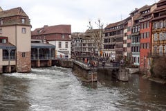 STRASBURG FRANCJA, Grudzień, - 23, 2017: Ludzie turystów przegląda od wind łodzi miejsca dzwonili Francja wewnątrz obraz stock STRASBURG FRANCJA, Grudzień, - 23, 2017: Ludzie turystów przegląda od wind łodzi miejsca dzwonili Francja wewnątrz obraz stock