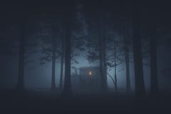 Straszny dom w tajemniczym horroru lesie przy nocą fotografia royalty free Straszny dom w tajemniczym horroru lesie przy nocą fotografia royalty free