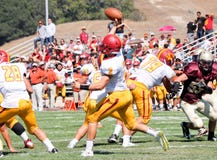 Stratega di football americano che passa la palla fotografia stock Stratega di football americano che passa la palla fotografia stock