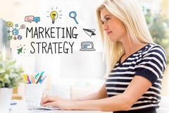 Stratégie marketing avec la jeune femme heureuse devant l'ordinateur photographie stock Stratégie marketing avec la jeune femme heureuse devant l'ordinateur photographie stock