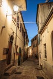 Straße in der alten Stadt in Italien nachts lizenzfreies stockfoto Straße in der alten Stadt in Italien nachts lizenzfreies stockfoto