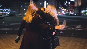 Straße des Spaßes der besten Freunde der Mädchennachtpartei heraus stock video footage Straße des Spaßes der besten Freunde der Mädchennachtpartei heraus stock video footage