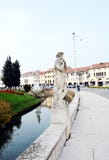 Straße, Fluss, Gebäude, Statuen, Bäume ziehen sich in Castelfranco Venetien, in Italien zurück Stockbild Straße, Fluss, Gebäude, Statuen, Bäume ziehen sich in Castelfranco Venetien, in Italien zurück Stockbild