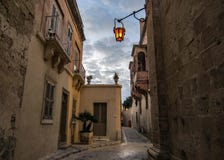 Straße mittelalterlicher Stadt Fortified Stadt Mdina Rabat während des Sonnenuntergangs, Malta, Europa lizenzfreie stockfotos Straße mittelalterlicher Stadt Fortified Stadt Mdina Rabat während des Sonnenuntergangs, Malta, Europa lizenzfreie stockfotos