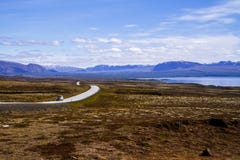 Straße und Felder, Fluss im Park Thingvellir Island 12 06,2017 lizenzfreie stockfotografie Straße und Felder, Fluss im Park Thingvellir Island 12 06,2017 lizenzfreie stockfotografie