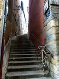 Straße von Lyon als Treppenhaus, das zwischen zwei alten Häusern mit einem alten Fahrrad im Vordergrund, Frankreich führt stockfotografie Straße von Lyon als Treppenhaus, das zwischen zwei alten Häusern mit einem alten Fahrrad im Vordergrund, Frankreich führt stockfotografie