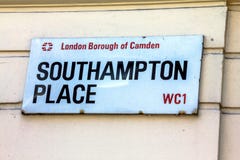 Straßenschild von Southampton-Platz in der Stadt von Camden in zentralem London lizenzfreies stockbild Straßenschild von Southampton-Platz in der Stadt von Camden in zentralem London lizenzfreies stockbild